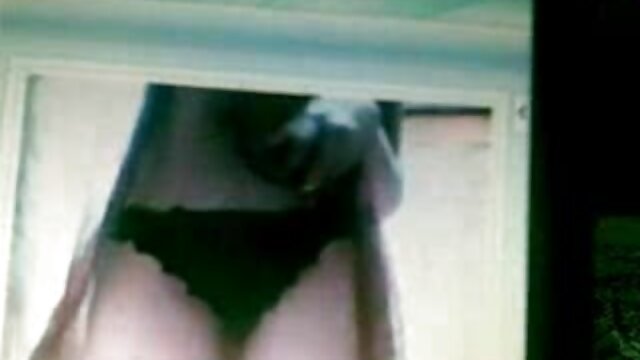 Félmeztelen bikinis igényes szexfilmek lány, Bea Triss fincsi melleit villogtatja a medence mellett