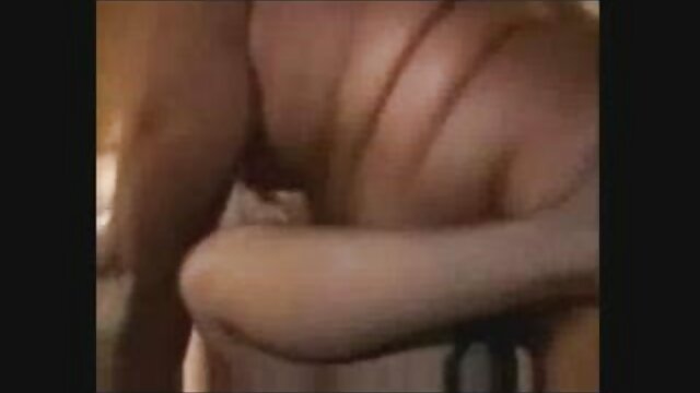 Szexi egyenruhát viselő, érzéki szobalány kemény kakast szop a konyhában legjobb porno videok